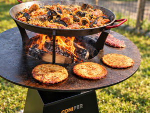 Paella aux fruits de mer cuisinée au feu de bois sur le kit paella du brasero Le Conifer