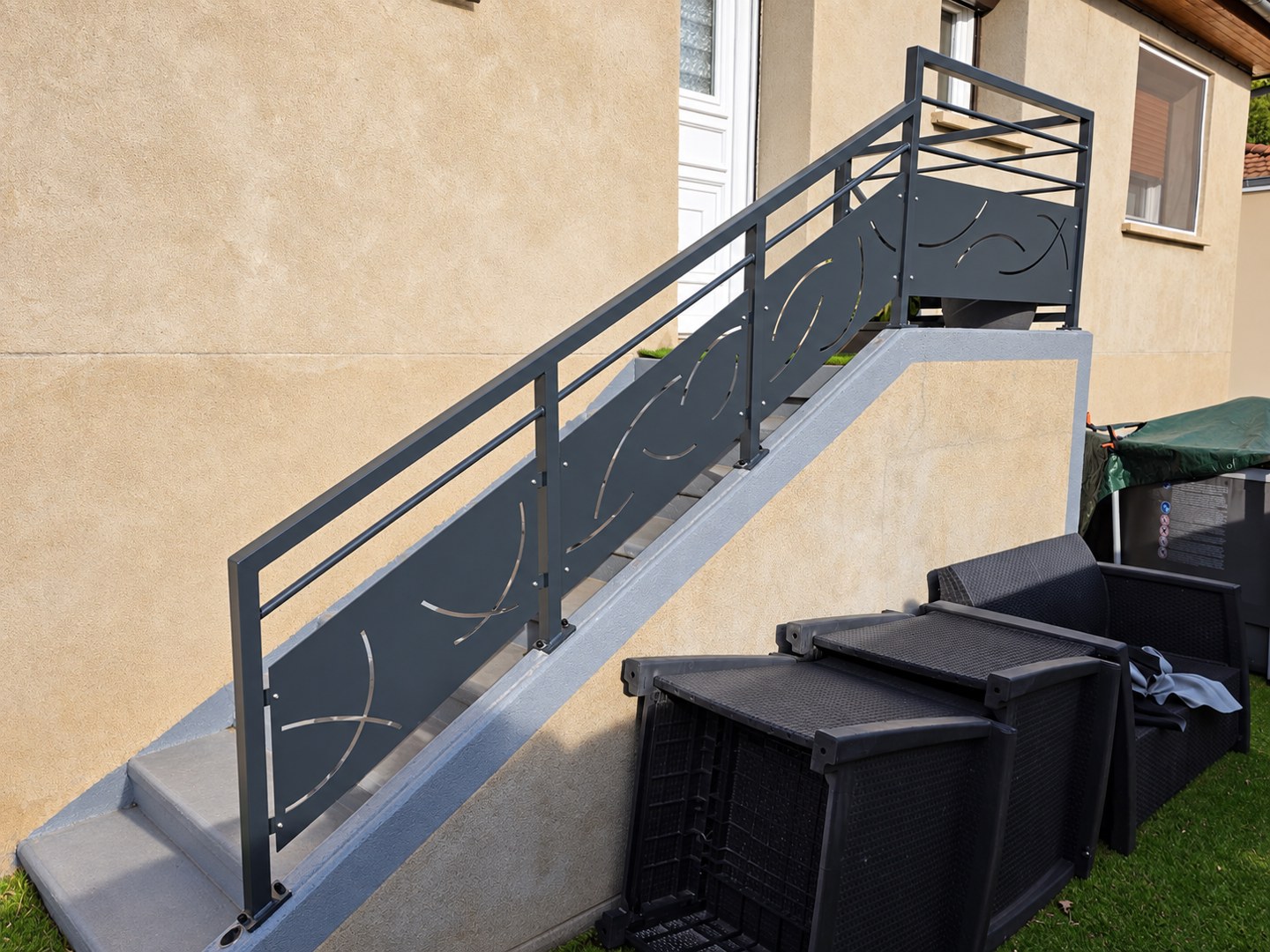 Garde-corps Le Conifer en aluminium laqué avec motif découpé au laser, fabriqué et posé sur un escalier extérieur
