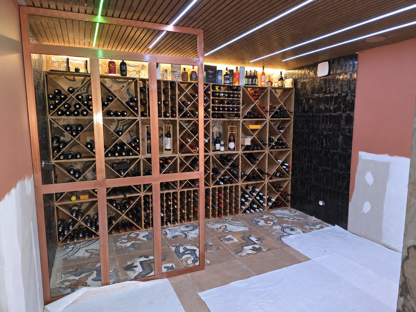 Verrière ouverte donnant accès aux rangements de la cave à vin
